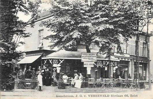 Bedrijven in Zeist0013, Luchroom J.G. van Verseveld. 1922.jpg - In 1909 was op de Slotlaan hoek Wilhelminalaan een pension ‘Agatha’ van J.G. van Verseveld no: 42 (66) gevestigd. Omstreeks 1918 kwam hier lunchroom ‘Het Ververschingshuis’ en “Stichtsche fruithandel van binnen en buitenlandsche fruit soorten”. Vanaf 1935 was het een café van C. de Waard. Nu café genaamd “de Reünie”. Opname 1921.